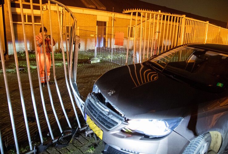 De automobilist ramde het hekwerk bij het oude deel van de IJsselhallen op de Veemarkt. - Foto: Hugo Janssen