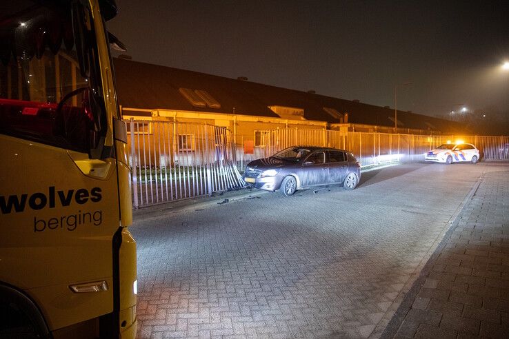 Automobilist volgt navigatie en ramt hekwerk bij IJsselhallen - Foto: Hugo Janssen