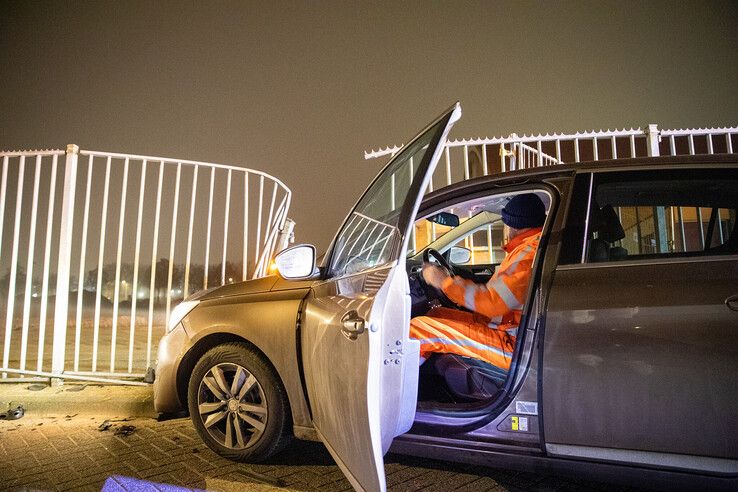 Automobilist volgt navigatie en ramt hekwerk bij IJsselhallen - Foto: Hugo Janssen