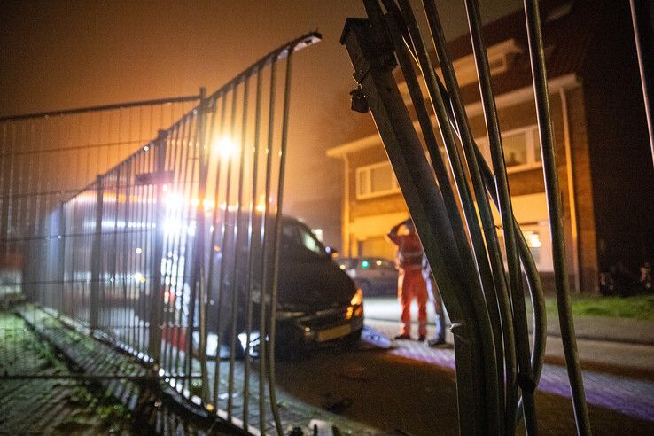 Automobilist volgt navigatie en ramt hekwerk bij IJsselhallen - Foto: Hugo Janssen