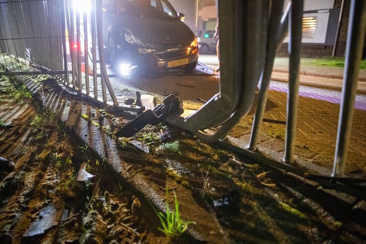 Automobilist volgt navigatie en ramt hekwerk bij IJsselhallen - Foto: Hugo Janssen