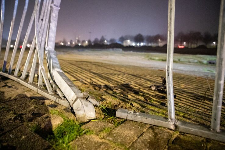 Automobilist volgt navigatie en ramt hekwerk bij IJsselhallen - Foto: Hugo Janssen