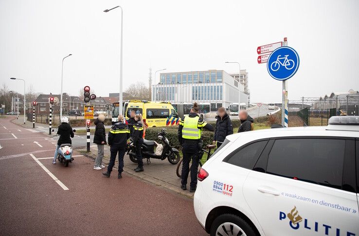 Scooterrijder gewond na ongeval bij Schuttebusbrug - Foto: Hugo Janssen