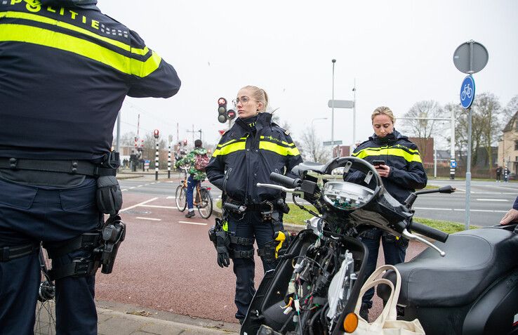 Een scooterrijder raakte gewond op het fietspad nabij de Schuttebusbrug. - Foto: Hugo Janssen