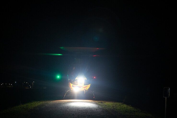 In beeld: Nachtelijke landing traumaheli in Holtenbroek - Foto: Hugo Janssen