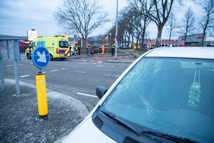 Een fietser raakte gewond aan het hoofd door de botsing. - Foto: Hugo Janssen