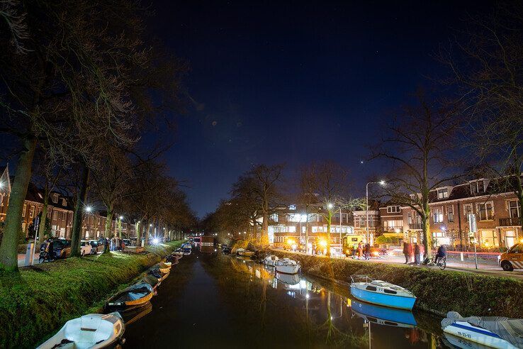 In beeld: Auto rijdt Nieuwe Vecht in, drie inzittenden op tijd eruit - Foto: Hugo Janssen