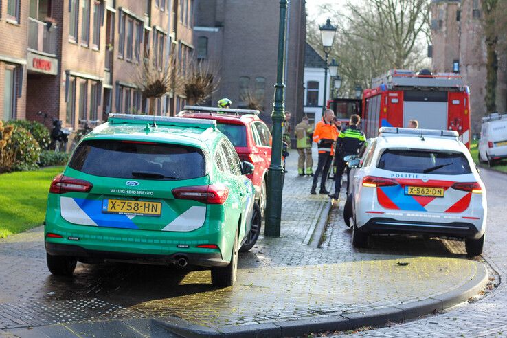 Hulpdiensten bij het appartementencomplex in Kampen. - Foto: Pascal Winter