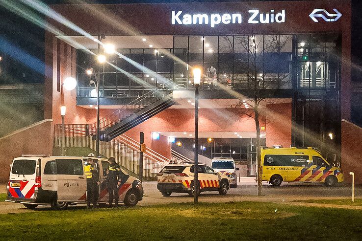 Hulpdiensten bij station Kampen-Zuid. - Foto: Hardo Junte