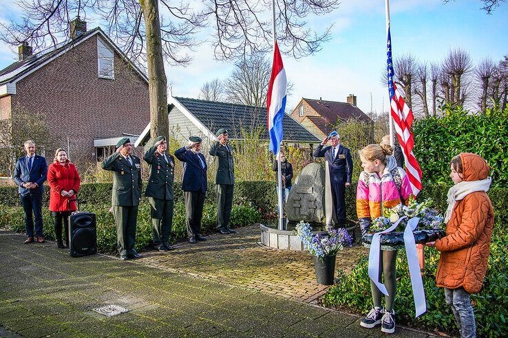 In beeld: Zwolse (93) deelt oorlogservaringen met jeugd in Berkum - Foto: Obbe Bakker