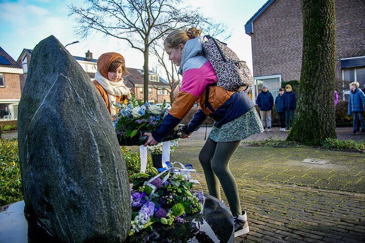 In beeld: Zwolse (93) deelt oorlogservaringen met jeugd in Berkum - Foto: Obbe Bakker