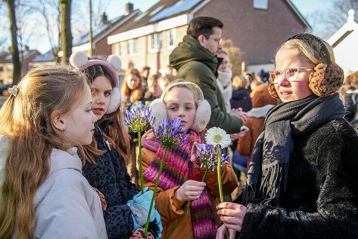 In beeld: Zwolse (93) deelt oorlogservaringen met jeugd in Berkum - Foto: Obbe Bakker