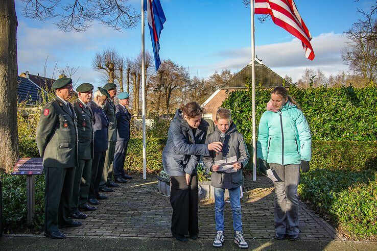 In beeld: Zwolse (93) deelt oorlogservaringen met jeugd in Berkum - Foto: Obbe Bakker