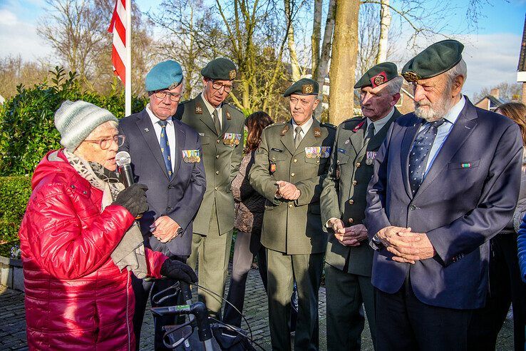 In beeld: Zwolse (93) deelt oorlogservaringen met jeugd in Berkum - Foto: Obbe Bakker