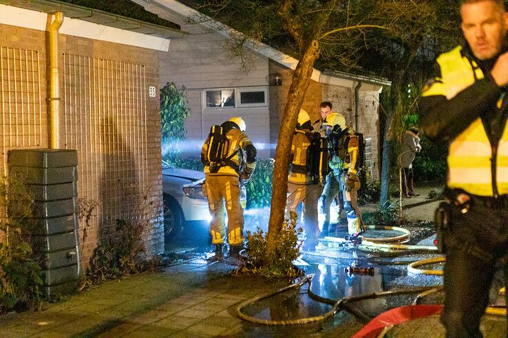 Auto in brand op oprit van woning in Aa-landen - Foto: Ruben Meinten