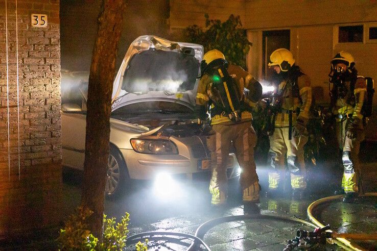 Auto in brand op oprit van woning in Aa-landen - Foto: Ruben Meinten