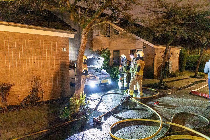 Auto in brand op oprit van woning in Aa-landen - Foto: Ruben Meinten