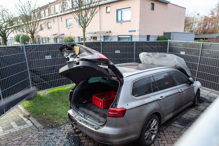 Opnieuw autobrand in Holtenbroek en weer krijgt Smetanastraat het voor de kiezen - Foto: Ruben Meinten