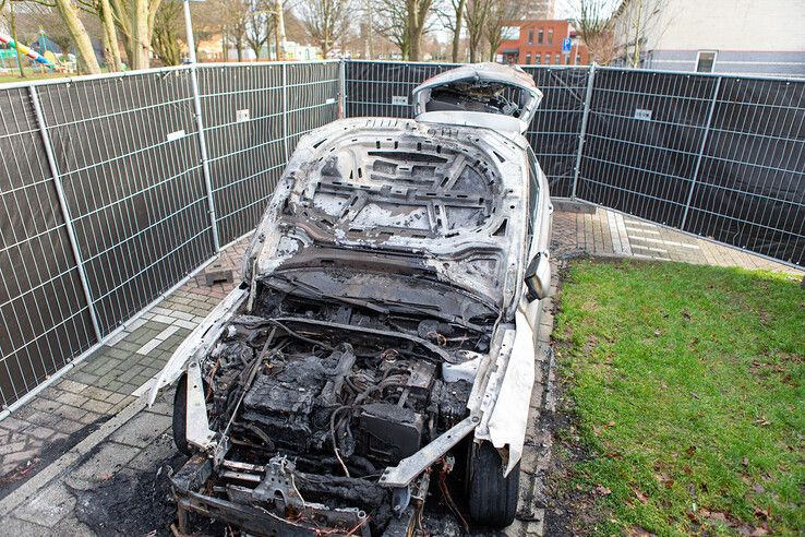 De uitgebrande auto vandaag op de Smetanastraat. - Foto: Ruben Meinten