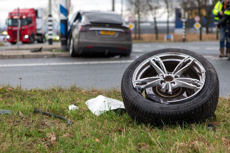 De auto verloor een wiel bij de aanrijding - Foto: Ruben Meinten