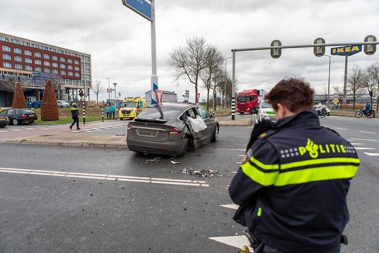 Auto verliest wiel na aanrijding op Nieuwleusenerdijk - Foto: Ruben Meinten