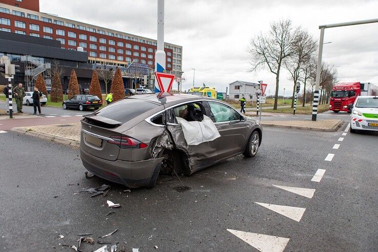 Auto verliest wiel na aanrijding op Nieuwleusenerdijk - Foto: Ruben Meinten