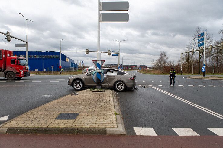 Auto verliest wiel na aanrijding op Nieuwleusenerdijk - Foto: Ruben Meinten