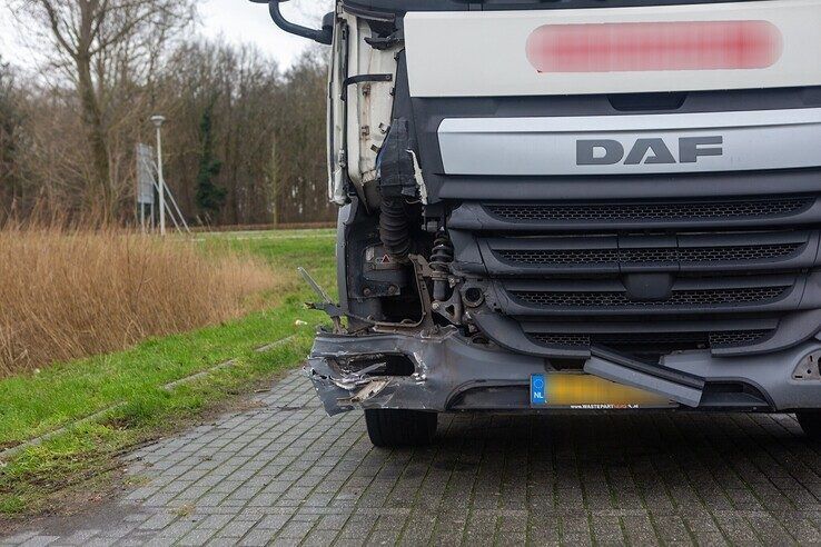 Auto verliest wiel na aanrijding op Nieuwleusenerdijk - Foto: Ruben Meinten