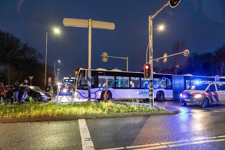 Auto en lijnbus botsen op Katerdijk - Foto: Ruben Meinten