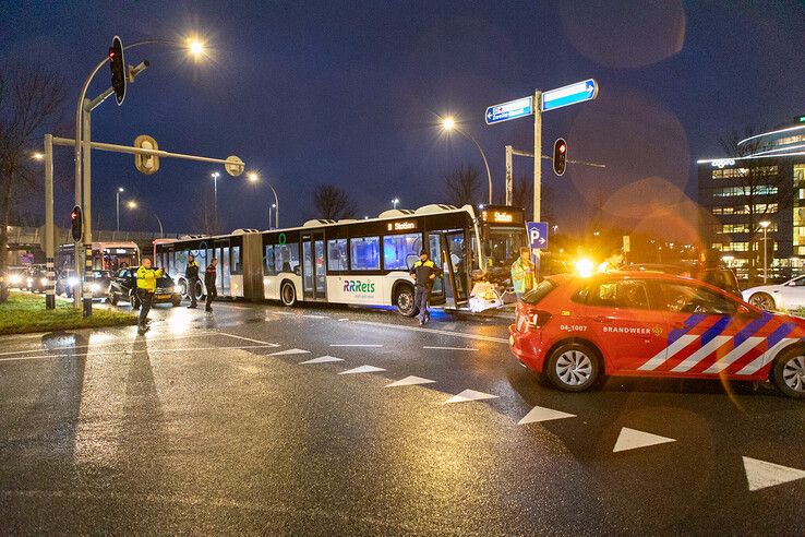 Auto en lijnbus botsen op Katerdijk - Foto: Ruben Meinten