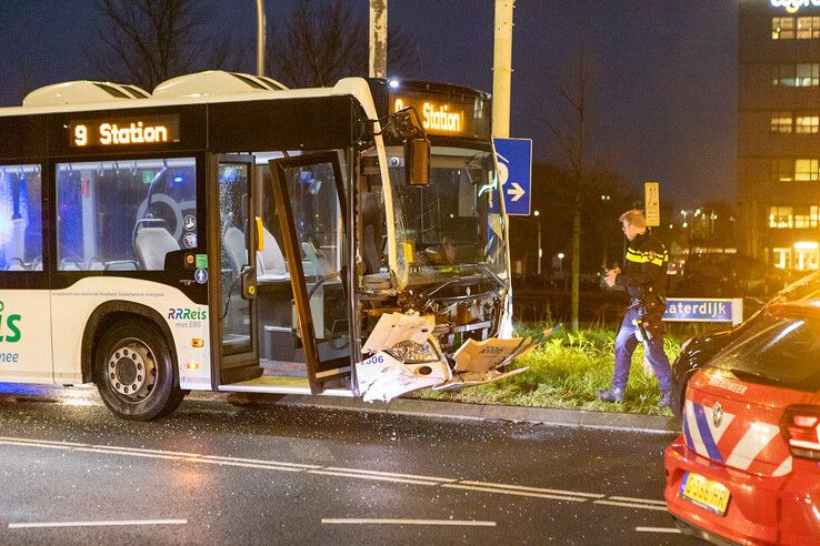 Auto en lijnbus botsen op Katerdijk - Foto: Ruben Meinten