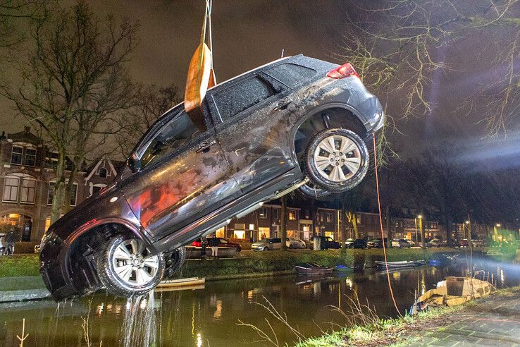 Een berger takelde de auto uit de Nieuwe Vecht. - Foto: Ruben Meinten