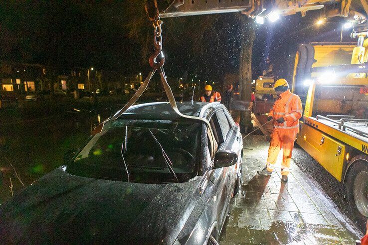 In beeld: Auto rijdt Nieuwe Vecht in, drie inzittenden op tijd eruit - Foto: Ruben Meinten