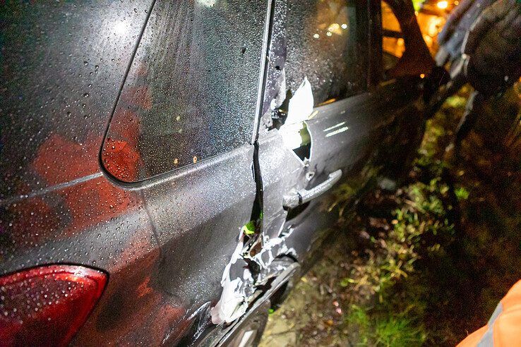 In beeld: Auto rijdt Nieuwe Vecht in, drie inzittenden op tijd eruit - Foto: Ruben Meinten