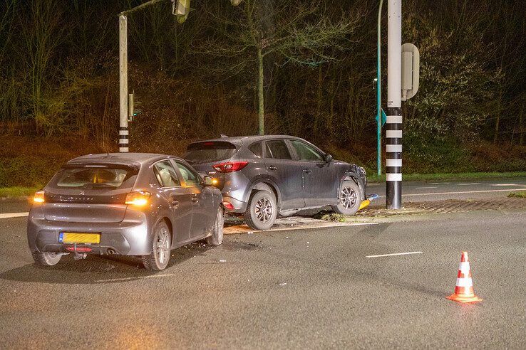 Bij de botsing op de Hasselterweg raakte een automobilist gewond. - Foto: Ruben Meinten