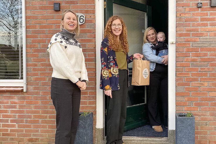 Wethouder Siderius bezorgde de tas bij baby Maylinn in Hattem. - Foto: Gemeente Zwolle