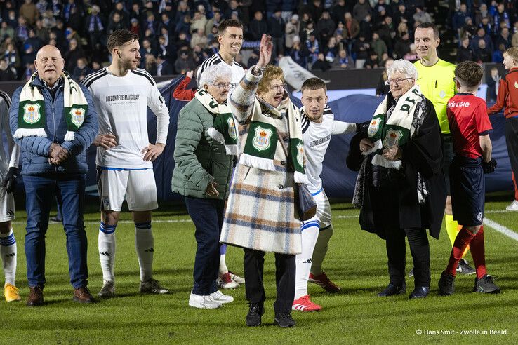 Spelers van PEC Zwolle met hun grootouders en oudere supporters op het veld. - Foto: Hans Smit