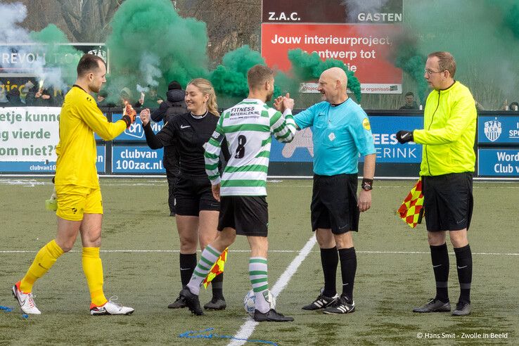 In beeld: Weinig vuurwerk op veld bij stadsderby in Zwolle-Zuid, degradatiespook plaagt ZAC - Foto: Hans Smit