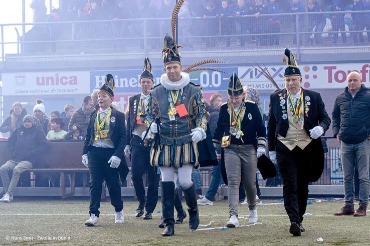 In beeld: Weinig vuurwerk op veld bij stadsderby in Zwolle-Zuid, degradatiespook plaagt ZAC - Foto: Hans Smit