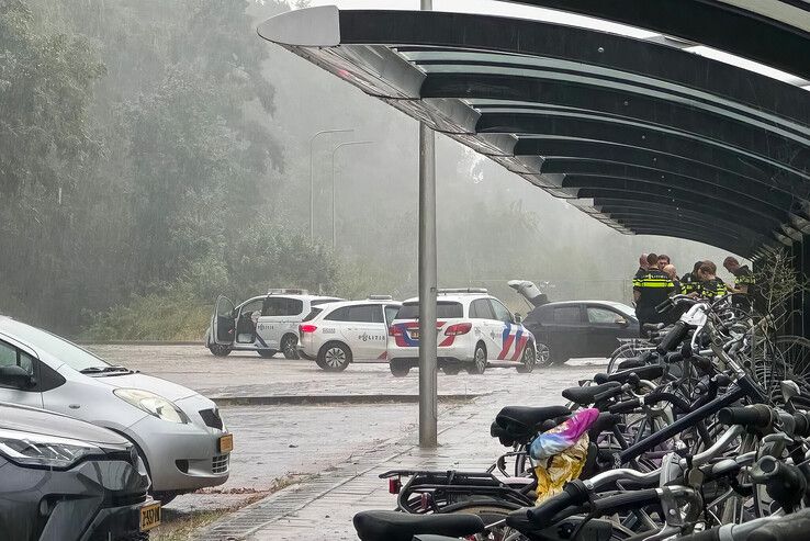 De politie ramde de auto van Max H. bij het station in Raalte. - Foto: PNN