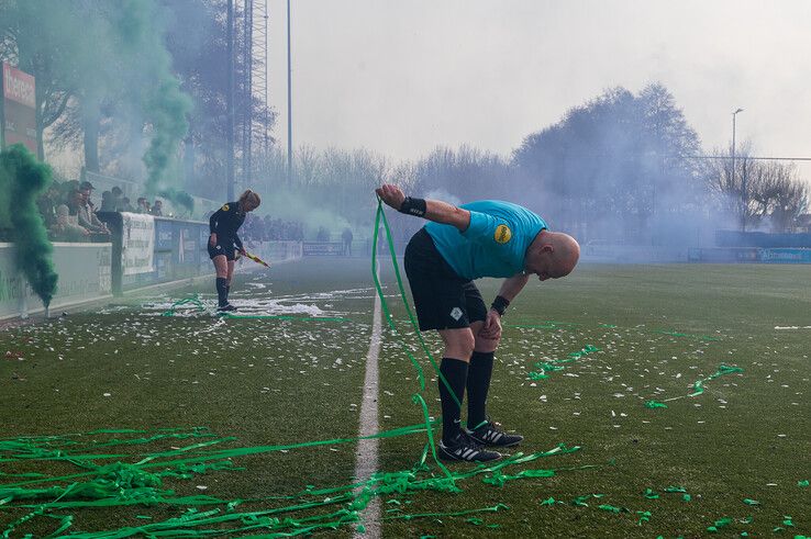 In beeld: Stadsderby met blauwe en groene rook afgetrapt door Stadsprins in Zwolle-Zuid - Foto: Peter Denekamp