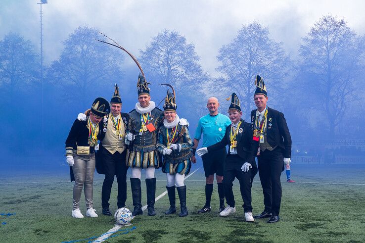 In beeld: Stadsderby met blauwe en groene rook afgetrapt door Stadsprins in Zwolle-Zuid - Foto: Peter Denekamp