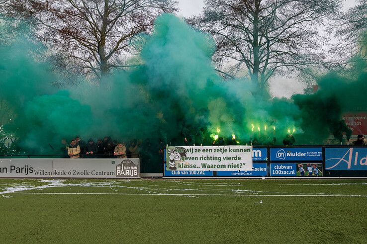 In beeld: Stadsderby met blauwe en groene rook afgetrapt door Stadsprins in Zwolle-Zuid - Foto: Peter Denekamp