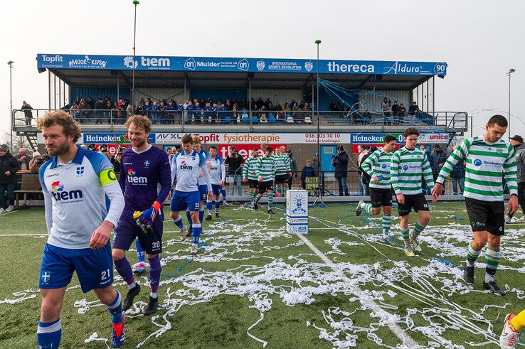 In beeld: Stadsderby met blauwe en groene rook afgetrapt door Stadsprins in Zwolle-Zuid - Foto: Peter Denekamp