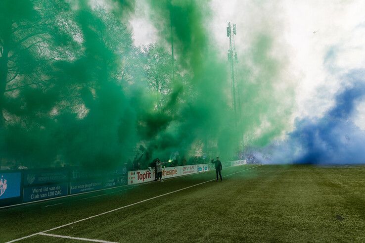 In beeld: Stadsderby met blauwe en groene rook afgetrapt door Stadsprins in Zwolle-Zuid - Foto: Peter Denekamp