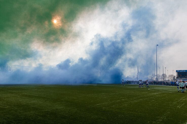 In beeld: Stadsderby met blauwe en groene rook afgetrapt door Stadsprins in Zwolle-Zuid - Foto: Peter Denekamp