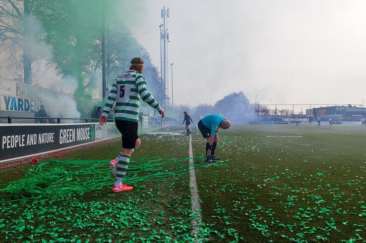 In beeld: Stadsderby met blauwe en groene rook afgetrapt door Stadsprins in Zwolle-Zuid - Foto: Peter Denekamp