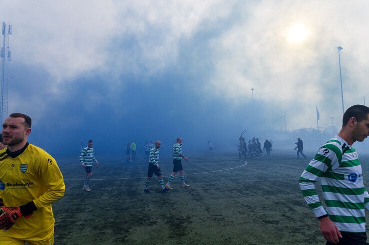 In beeld: Stadsderby met blauwe en groene rook afgetrapt door Stadsprins in Zwolle-Zuid - Foto: Peter Denekamp