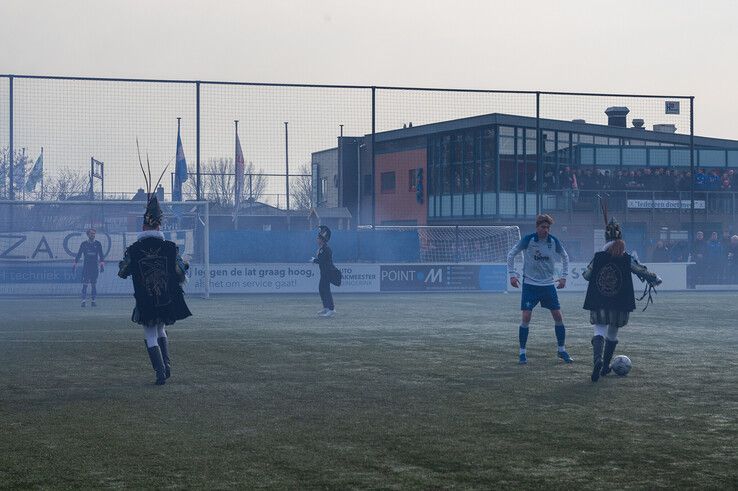 In beeld: Stadsderby met blauwe en groene rook afgetrapt door Stadsprins in Zwolle-Zuid - Foto: Peter Denekamp