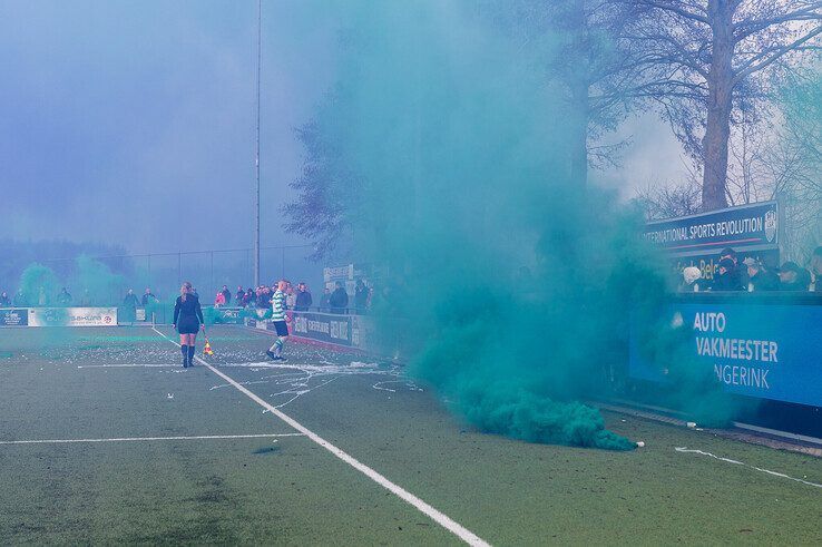 In beeld: Stadsderby met blauwe en groene rook afgetrapt door Stadsprins in Zwolle-Zuid - Foto: Peter Denekamp